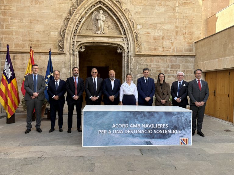 La APB respalda la renovación del acuerdo para un modelo de cruceros más sostenible en Palma El nuevo Memorando de Entendimiento consolida la planificación ordenada de escalas y refuerza la gestión responsable del tráfico de cruceros en el puerto de Palma. Palma, 27 de febrero de 2026. La Autoridad Portuaria de Baleares (APB) ha respaldado la firma del nuevo Memorando de Entendimiento (MOU) suscrito entre el Govern de les Illes Balears, el Ajuntament de Palma y las principales compañías del sector de cruceros, que consolida el marco de colaboración institucional y sectorial para garantizar un desarrollo equilibrado y sostenible de esta actividad en el puerto de Palma. El acuerdo supone la continuidad y actualización del compromiso firmado en 2022, que situó a las Illes Balears como referente en la regulación responsable del tráfico de cruceros en el ámbito mediterráneo. La renovación reafirma las medidas orientadas a ordenar las escalas, optimizar la planificación portuaria y reducir el impacto de la actividad sobre la ciudad y su entorno. Coordinación institucional y seguimiento En este contexto, la APB, como entidad gestora del sistema portuario de interés general en la comunidad autónoma, desempeña un papel clave en la aplicación, coordinación y seguimiento de los compromisos establecidos. La Autoridad Portuaria trabaja de forma conjunta con el Govern balear, el Ajuntament de Palma y las compañías firmantes en la planificación de escalas y en la operativa portuaria, asegurando el cumplimiento de los criterios acordados y facilitando una gestión eficiente, transparente y alineada con los principios de sostenibilidad. Un modelo compatible con la ciudad Con esta renovación, la APB reafirma su voluntad de seguir impulsando un modelo de gestión que compatibilice la actividad económica vinculada al turismo de cruceros con la protección del entorno, la calidad de vida de la ciudadanía y el desarrollo sostenible del puerto de Palma. El acuerdo consolida así una estrategia compartida que apuesta por la planificación ordenada y la corresponsabilidad entre administraciones y sector privado en uno de los principales puertos del Mediterráneo.