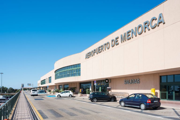 El Gobierno destina 2,1 millones a reforzar la OSP aérea entre Menorca y Madrid