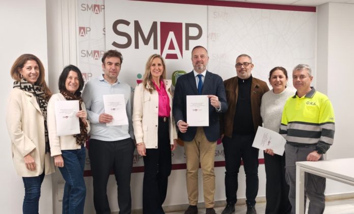 La SMAP aprueba su II Plan de Igualdad para reforzar la conciliación y la prevención del acoso El documento, que afecta a cerca de 280 trabajadores y trabajadoras, incorpora 25 medidas para avanzar hacia un entorno laboral más inclusivo y corresponsable. Palma, 19 de febrero de 2026. La Sociedad Municipal de Aparcamientos y Proyectos (SMAP) ha aprobado su II Plan de Igualdad, que será de aplicación a la totalidad de la plantilla, integrada por cerca de 280 trabajadores y trabajadoras. El documento ha sido validado por la comisión negociadora, formada por representantes de toda la plantilla, y ha recibido también la aprobación de la Dirección General de Trabajo y Salud Laboral del Govern de les Illes Balears. El Plan establece un calendario de actuaciones y fija prioridades orientadas a eliminar cualquier forma de discriminación, favorecer la conciliación de la vida laboral, familiar y personal y promover la corresponsabilidad en las tareas de cuidado. Asimismo, incorpora la perspectiva de género en todos los procesos de organización y gestión, refuerza la prevención del acoso sexual y por razón de sexo y contribuye a mejorar las condiciones en las que se desarrolla la actividad profesional. Entre las 25 actuaciones previstas se incluyen recordatorios periódicos para que las trabajadoras puedan resolver dudas en materia de embarazo y lactancia a través del departamento de Recursos Humanos; acciones de sensibilización en igualdad dirigidas a los miembros de los tribunales de selección; la ampliación de contenidos formativos en liderazgo inclusivo, corresponsabilidad y prevención de riesgos; y la incorporación de módulos específicos sobre igualdad de trato y oportunidades en la formación del personal directivo y responsables de departamento implicados en contratación, formación y comunicación interna. El Plan también contempla el mantenimiento de medidas de acción positiva como criterio de desempate en igualdad de méritos y el refuerzo anual de la difusión del protocolo de prevención del acoso mediante campañas internas y sesiones prácticas. Con esta iniciativa, extendida a toda la plantilla, la SMAP reafirma su compromiso con la igualdad, la diversidad y la creación de un entorno laboral seguro, respetuoso e inclusivo.