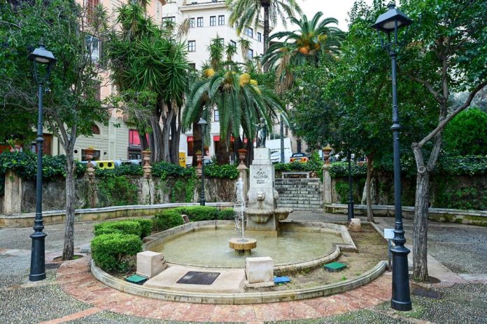 Palma recupera la fuente central de los jardines de la plaça de la Reina tras su restauración
