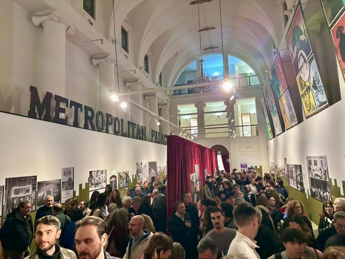 La capilla de la Misericòrdia se llena de público para inaugurar la exposición “Palma, ciudad de cines”