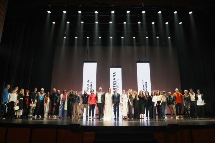 Tradición y vanguardia desfilan juntas en el estreno de Moda Artesana de Mallorca en un Teatro Principal lleno Tradición y vanguardia desfilan juntas en el estreno de Moda Artesana de Mallorca en un Teatro Principal lleno