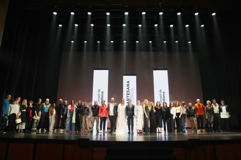 Tradición y vanguardia desfilan juntas en el estreno de Moda Artesana de Mallorca en un Teatro Principal lleno