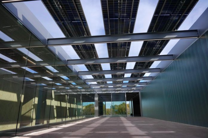 Palma sumará 92 plazas de educación 0-3 con la nueva escoleta municipal de Son Dameto El nuevo centro abrirá en el curso 2026-2027 y, junto a la escoleta de Son Gibert, permitirá ampliar en 184 plazas la red pública municipal. Palma, 10 de febrero de 2026. El alcalde de Palma, Jaime Martínez Llabrés, ha visitado la nueva escoleta municipal de Son Dameto, que entrará en funcionamiento el próximo curso y sumará 92 nuevas plazas de educación infantil de 0 a 3 años en la ciudad. El Ajuntament ha finalizado la construcción de este centro, situado entre las calles Sevilla y Castilla-La Mancha, que da respuesta a una demanda histórica del barrio. Las obras, iniciadas en enero de 2025, han supuesto una inversión de 2,5 millones de euros. El centro, que será gestionado por la Conselleria d’Educació, contará con siete aulas distribuidas por edades: dos para niños de 0 a 1 año, dos de 1 a 2 años y tres de 2 a 3 años, una de ellas destinada a educación especial y con patio propio. La escoleta dispone de una superficie total de 1.137,26 metros cuadrados distribuidos en dos plantas. En la planta superior se desarrollará la actividad educativa, mientras que la planta inferior alberga un aparcamiento con 14 plazas y espacios técnicos. El edificio presenta una geometría rectangular y se integra en el entorno urbano aprovechando la proximidad del parque situado frente a la parcela. El centro cuenta con patio interior, zona ajardinada, pérgola y porche en el área de juegos exterior, además de aulas equipadas con baños adaptados, zonas higiénicas con cambiador y áreas de descanso. También dispone de sala de usos múltiples, aula de psicomotricidad, espacio para pequeños grupos, vestíbulo con despacho de dirección y sala de profesores. Entre los espacios complementarios se incluyen cocina, almacén, lavandería, sala de limpieza y almacenes específicos para juguetes, material de psicomotricidad y cochecitos. El edificio incorpora sistemas eficientes y sostenibles de climatización y ventilación, así como iluminación exterior indirecta integrada en jardineras y zonas de sombra. Durante la visita, el alcalde ha recordado que este mismo curso también entrará en funcionamiento la nueva escoleta municipal de Son Gibert, con otras 92 plazas adicionales. Entre ambos centros, la red municipal de escoletas crecerá en 184 nuevas plazas. La inversión conjunta en Son Dameto y Son Gibert asciende a 5,3 millones de euros, cofinanciados con fondos europeos Next Generation. Martínez Llabrés ha subrayado que estos proyectos refuerzan el compromiso municipal con la educación pública de calidad, la conciliación familiar y la ampliación de plazas de 0 a 3 años, y ha recordado que ya se proyectan nuevas escoletas en Pere Garau, La Femu y Son Ferragut.