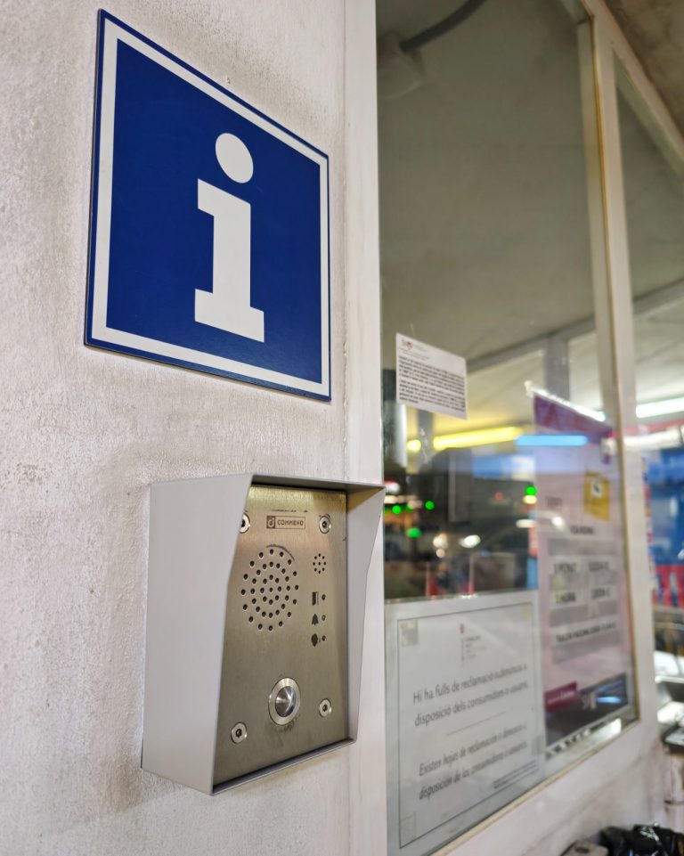 Panel de información con altavoz