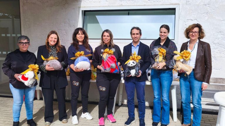 El IMAS recibe más de 500 peluches del Club Voleibol Mayurqa para niños y niñas en acogimiento