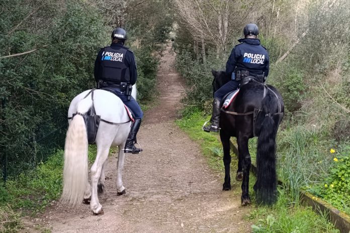 La Policía Local y la Policía Nacional inician el desalojo de la antigua prisión de Palma por orden judicial La Policía Local y la Policía Nacional inician el desalojo de la antigua prisión de Palma por orden judicial