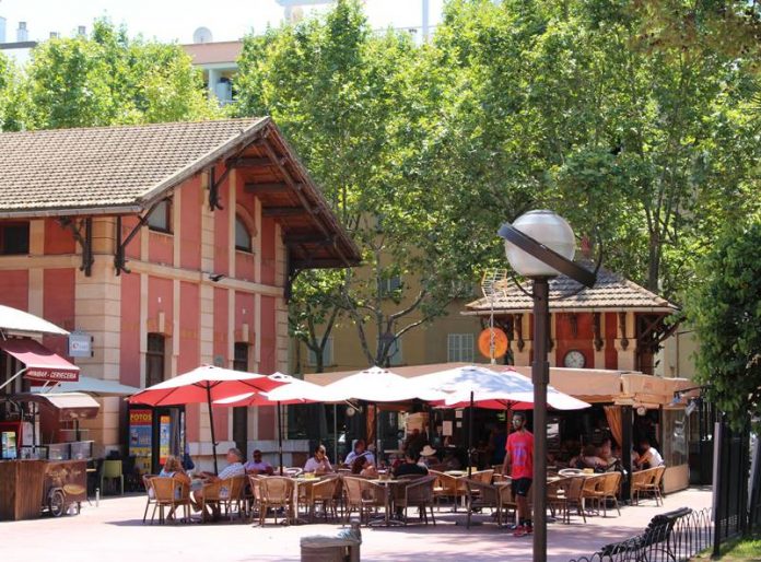 Palma recuperará el uso recreativo en los Sistemas Generales públicos tras una modificación del Plan General La Gerencia de Urbanismo aprueba inicialmente el cambio normativo para devolver a estos espacios su función de ocio y relación ciudadana. Palma, 10 de febrero de 2026. La Gerencia de Urbanismo del Ajuntament de Palma ha aprobado inicialmente la modificación puntual del Plan General de 2023 con el objetivo de recuperar el uso recreativo en los Sistemas Generales públicos del municipio. El regidor de Urbanisme, Habitatge i Projectes Estratègics, Óscar Fidalgo, ha explicado que esta modificación corrige un vacío detectado en la normativa vigente, ya que el actual Plan General eliminó la posibilidad de implantar usos recreativos en estos espacios, algo que sí contemplaba el PGOU de 1998. “Con esta modificación se ajusta la normativa urbanística, recuperando este uso en los Sistemas Generales y dotando al Plan General de mayor coherencia”, ha señalado. Con este cambio, los Sistemas Generales Recreativos Públicos volverán a corresponderse con instalaciones destinadas a la vida de relación y al ocio de la ciudadanía, permitiendo la implantación de actividades y equipamientos vinculados al uso recreativo en suelos de titularidad pública. Actuación en s’Escorxador 4 En la misma sesión, la Comissió de Centre Històric (CCH) ha tratado el proyecto de rehabilitación exterior del recinto de s’Escorxador, que cuenta con un presupuesto de 1,9 millones de euros. La intervención prevé la mejora de los espacios exteriores de este equipamiento cultural de referencia en Palma, con actuaciones destinadas a renovar pavimentos, zonas de estancia y elementos urbanos, reforzando su papel como punto de encuentro ciudadano y espacio de actividad cultural y recreativa. Desde el área de Urbanismo subrayan que ambas iniciativas responden a una misma línea de actuación: reforzar la función social y de convivencia de los espacios públicos, garantizando que la planificación urbanística facilite usos vinculados al ocio, la cultura y la relación vecinal.