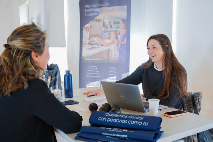 PalmaActiva impulsa nuevas jornadas de empleo con más de 70 puestos ofertados en abril Más de 60 personas participan en la jornada de selección para Zafiro Hotels, en una iniciativa que conecta empresas y candidatos en Palma. Palma, 30 de marzo de 2026. PalmaActiva continúa reforzando su papel como dinamizador del mercado laboral con la organización de nuevas jornadas de selección que ofrecerán más de 70 puestos de trabajo en las próximas semanas. Este lunes, más de 60 personas han participado en una jornada de selección para Zafiro Hotels, celebrada en las instalaciones de PalmaActiva, donde los candidatos han podido realizar entrevistas directamente con responsables de recursos humanos de la empresa. Conexión directa entre empresas y candidatos Estas jornadas tienen como objetivo facilitar el contacto directo entre empresas con necesidades de contratación y personas en búsqueda activa de empleo. El equipo técnico de PalmaActiva se encarga de acompañar todo el proceso, desde la difusión de las ofertas hasta la preselección de candidaturas y la organización de entrevistas. Nuevas oportunidades en abril La programación continuará durante el mes de abril con tres nuevas jornadas de selección en las que se ofertarán cerca de 40 puestos de trabajo: 20 de abril: jornada para Globales Hotels 21 de abril: jornada para Decathlon 23 de abril: jornada para Adalmo Compromiso con el empleo local La regidora de Comerç, Restauració i Autònoms, Lupe Ferrer, ha destacado que estas iniciativas refuerzan el compromiso del Ajuntament de Palma con la dinamización del empleo, facilitando la inserción laboral y dando respuesta a las necesidades de contratación de las empresas. Las personas interesadas pueden consultar toda la información e inscribirse en las próximas jornadas a través de la web de PalmaActiva. Con este tipo de acciones, PalmaActiva consolida su estrategia de impulsar el empleo local mediante fórmulas ágiles y directas que benefician tanto a empresas como a trabajadores.