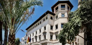 El Govern ofrece apoyo a los baleares afectados por el conflicto en Oriente Próximo El Govern ofrece apoyo a los baleares afectados por el conflicto en Oriente Próximo El Ejecutivo autonómico habilita un correo electrónico para canalizar incidencias y prestar ayuda a los ciudadanos de las Illes Balears que se encuentran en zonas afectadas por el cierre del espacio aéreo. Palma, 4 de marzo de 2026. El Govern de les Illes Balears ha ofrecido apoyo a los ciudadanos de las islas que se encuentran actualmente en distintos puntos de Oriente Próximo y en otras zonas de la región afectadas por el conflicto y por el cierre del espacio aéreo. A través de la Vicepresidencia Segunda y Conselleria de Presidencia, el Ejecutivo autonómico se ha puesto en contacto con varios ciudadanos baleares que se encuentran en estos territorios con el objetivo de conocer directamente su situación y trasladarles la disponibilidad del Govern para prestar ayuda ante las dificultades derivadas del contexto actual. Desde la administración autonómica se está realizando un seguimiento permanente de la evolución del conflicto y se ha trasladado a los afectados la voluntad del Govern de colaborar en cualquier cuestión que pueda surgir. Coordinación con el Ministerio de Asuntos Exteriores El Govern también ha contactado con el Ministerio de Asuntos Exteriores, Unión Europea y Cooperación para ofrecer su colaboración en relación con los ciudadanos baleares que puedan encontrarse en dificultades en estos momentos. Con el objetivo de facilitar la comunicación y recopilar información sobre posibles incidencias, el Ejecutivo ha habilitado el correo electrónico balearsexterior@dgri.caib.es , a través del cual las personas afectadas pueden trasladar su situación para que pueda canalizarse mediante las vías correspondientes. Asimismo, el Govern ha solicitado que este mensaje se difunda entre otras personas residentes en las Illes Balears que puedan encontrarse en la misma situación, con la intención de mantener el contacto con ellas y ofrecer apoyo institucional. El Ejecutivo autonómico ha querido trasladar también un mensaje de ánimo a los ciudadanos baleares que permanecen actualmente en las zonas afectadas por el conflicto, expresando su deseo de que la situación se resuelva lo antes posible y puedan regresar a las islas con seguridad.