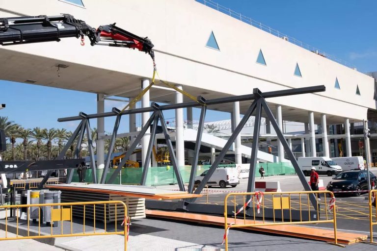 La Plataforma contra la ampliación del aeropuerto alerta del impacto en la vivienda y la turistificación en Baleares