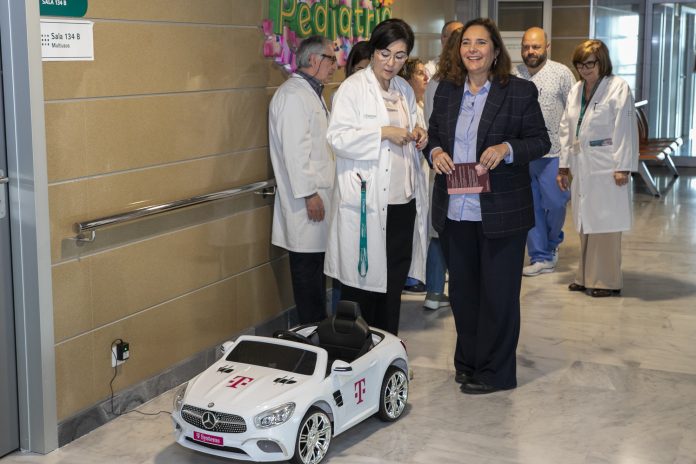 Un minicoche eléctrico recorre Son Espases para hacer más llevadera la estancia de los niños hospitalizados