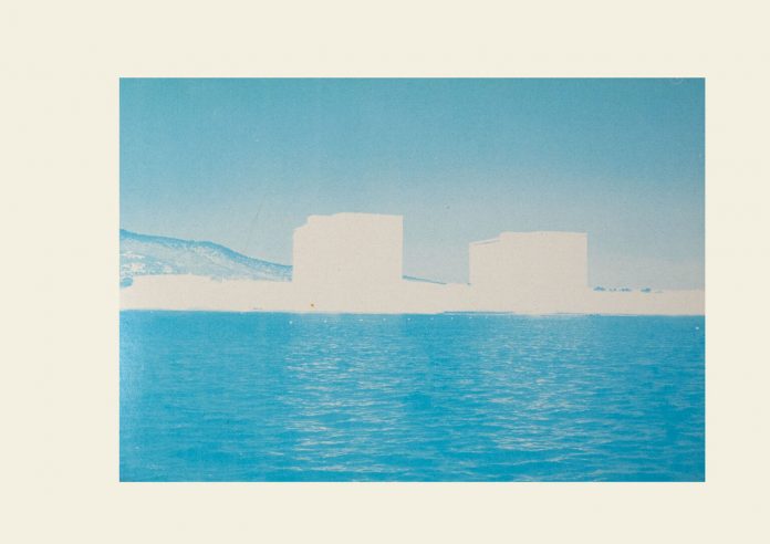 Casa Planas acoge la conferencia performativa “Blau II”, un recorrido artístico por las postales turísticas de Ibiza