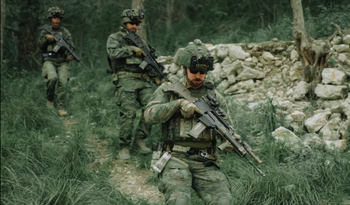 Soldados en una misión táctica.