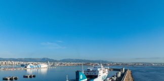 La economía balear creció un 3,3% en 2025 pero muestra signos de desaceleración La Autoridad Portuaria presenta a CCOO el plan de transformación del puerto de Palma El proyecto prevé reordenar 400.000 metros cuadrados del recinto portuario para reforzar la integración puerto-ciudad y avanzar hacia un modelo más sostenible e innovador. Palma, 11 de marzo de 2026. La Autoridad Portuaria de Baleares ha presentado a representantes de CCOO Illes Balears el proyecto de transformación del puerto de Palma, una iniciativa estratégica destinada a modernizar las infraestructuras portuarias y mejorar su integración con la ciudad. Durante el encuentro, los responsables sindicales conocieron los principales ejes del Plan Maestro de Integración Puerto-Ciudad, una actuación que plantea la reordenación de aproximadamente 400.000 metros cuadrados del recinto portuario para redefinir la relación entre el puerto y la capital balear. El objetivo del proyecto es avanzar hacia un modelo portuario más sostenible, innovador y abierto a la ciudadanía, consolidando al puerto como motor económico y social de la isla. Reorganización de actividades y nuevos espacios públicos Entre las principales actuaciones previstas destaca la reorganización de los tráficos portuarios, el refuerzo de la industria náutica y la concentración de la actividad crucerística en áreas específicas del puerto. El plan también contempla la creación de nuevos espacios abiertos al uso ciudadano, mejorando la accesibilidad y generando zonas públicas en distintas áreas del recinto portuario. Además, el proyecto prevé incorporar equipamientos vinculados a la formación, la investigación y la innovación, junto con la recuperación de elementos patrimoniales y la creación de zonas verdes y espacios públicos. Diálogo con los agentes sociales La delegación de CCOO estuvo encabezada por el secretario general de la organización en Baleares, José Luis García Vidal, acompañado por Pep Ginard Vallcaneras, secretario de Dirección y Coordinación de Equipos, y Carlos Torrens Trías, secretario general de la Federación de Servicios a la Ciudadanía de CCOO Illes Balears. Durante la reunión, ambas partes intercambiaron impresiones sobre el impacto del proyecto en la actividad económica, el empleo y la relación entre el puerto y la ciudad, en un encuentro marcado por el diálogo y la colaboración institucional. Desde la Autoridad Portuaria de Baleares valoran positivamente este tipo de encuentros, que permiten compartir información sobre los proyectos estratégicos del puerto y reforzar el diálogo con los agentes sociales del archipiélago.