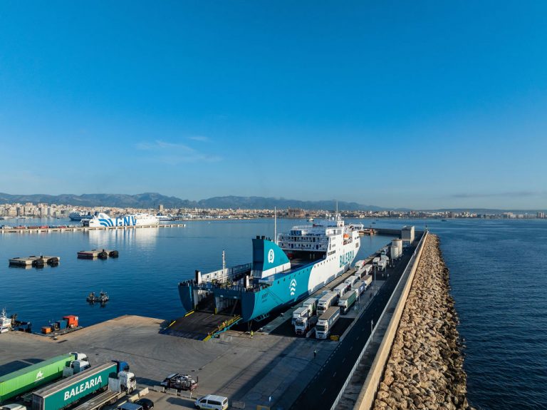 La Autoridad Portuaria presenta a CCOO el plan de transformación del puerto de Palma El proyecto prevé reordenar 400.000 metros cuadrados del recinto portuario para reforzar la integración puerto-ciudad y avanzar hacia un modelo más sostenible e innovador. Palma, 11 de marzo de 2026. La Autoridad Portuaria de Baleares ha presentado a representantes de CCOO Illes Balears el proyecto de transformación del puerto de Palma, una iniciativa estratégica destinada a modernizar las infraestructuras portuarias y mejorar su integración con la ciudad. Durante el encuentro, los responsables sindicales conocieron los principales ejes del Plan Maestro de Integración Puerto-Ciudad, una actuación que plantea la reordenación de aproximadamente 400.000 metros cuadrados del recinto portuario para redefinir la relación entre el puerto y la capital balear. El objetivo del proyecto es avanzar hacia un modelo portuario más sostenible, innovador y abierto a la ciudadanía, consolidando al puerto como motor económico y social de la isla. Reorganización de actividades y nuevos espacios públicos Entre las principales actuaciones previstas destaca la reorganización de los tráficos portuarios, el refuerzo de la industria náutica y la concentración de la actividad crucerística en áreas específicas del puerto. El plan también contempla la creación de nuevos espacios abiertos al uso ciudadano, mejorando la accesibilidad y generando zonas públicas en distintas áreas del recinto portuario. Además, el proyecto prevé incorporar equipamientos vinculados a la formación, la investigación y la innovación, junto con la recuperación de elementos patrimoniales y la creación de zonas verdes y espacios públicos. Diálogo con los agentes sociales La delegación de CCOO estuvo encabezada por el secretario general de la organización en Baleares, José Luis García Vidal, acompañado por Pep Ginard Vallcaneras, secretario de Dirección y Coordinación de Equipos, y Carlos Torrens Trías, secretario general de la Federación de Servicios a la Ciudadanía de CCOO Illes Balears. Durante la reunión, ambas partes intercambiaron impresiones sobre el impacto del proyecto en la actividad económica, el empleo y la relación entre el puerto y la ciudad, en un encuentro marcado por el diálogo y la colaboración institucional. Desde la Autoridad Portuaria de Baleares valoran positivamente este tipo de encuentros, que permiten compartir información sobre los proyectos estratégicos del puerto y reforzar el diálogo con los agentes sociales del archipiélago.