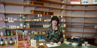 Ángels Fermoselle, el alma de una herboristería que se despide tras cuatro décadas: “Un comercio es vida para el barrio” Ángels Fermollosa, el alma de una herboristería que se despide tras cuatro décadas: “Un comercio es vida para el barrio” Después de más de 40 años al frente de su herboristería, Ángels Fermollosa baja la persiana dejando mucho más que un negocio: una red de afectos, memoria y vida de barrio que hoy Palma empieza a perder. Palma, 20 de marzo de 2026. Hay negocios que venden productos y otros que construyen comunidad. El de Ángels Fermollosa ha sido, durante más de cuatro décadas, un poco de ambas cosas, pero sobre todo lo segundo. Su herboristería, pionera en Palma en el ámbito de la dietética y la alimentación saludable, cierra ahora sus puertas sin relevo generacional, dejando tras de sí una historia profundamente ligada a la vida cotidiana del barrio. “Yo abrí la tienda cuando mi hija tenía una semana, la crié aquí”, recuerda. Entre estanterías, consejos y clientes habituales, ha visto crecer no solo a sus hijas, sino también a generaciones enteras. “Es ver crecer a los hijos de mis clientes, es saber muchísimas cosas de su vida”, explica con emoción contenida. Mucho más que una tienda Para Ángels, su negocio nunca fue solo un medio de vida. “Es mucho más que una tienda… es un sitio en el que la gente lo tiene como referencia”, afirma. Y lo ejemplifica con escenas que hoy parecen casi de otro tiempo: vecinos que dejan las llaves por si acaso, hijos que piden que avisen si sus padres no pasan a comprar, conversaciones que van más allá del producto. “Un comercio da vida a un barrio”, sentencia. Y lanza una pregunta que ya empieza a resonar entre los vecinos: “¿Qué será de esta calle ahora sin esta tienda?”. A su cierre se suma el de otros negocios históricos cercanos, como el zapatero del barrio. “Van a haber cambios importantes y a veces no siempre es para mejor”, advierte. La dificultad de conservar el comercio tradicional Fermollosa pone palabras a una realidad cada vez más visible en Palma: la desaparición del pequeño comercio tradicional. “Si no hay relevo generacional, es prácticamente imposible”, explica. Sus propias hijas han seguido otros caminos profesionales, y el local, además, no es de su propiedad, lo que ha impedido un posible traspaso pese a que la tienda “está viva, funciona”. Ante este escenario, plantea una idea que suena casi utópica: “Que los municipios se hicieran cargo de estos locales y los mantuvieran como tiendas museo”. Mientras tanto, reivindica al menos la memoria: “Poner rótulos que digan ‘aquí hubo…’, para que la gente recuerde lo que fue este barrio”. Patrimonio más allá de los grandes monumentos Su compromiso con la ciudad no termina con el cierre. Ángels forma parte de ARCA, entidad dedicada a la defensa del patrimonio, donde ha centrado su labor en lo más cotidiano. “La catedral o la Lonja están claras, pero yo quiero defender la fuentecita del barrio, una fachada, una puerta… lo que forma parte de la historia de la gente”, explica. De hecho, su propia tienda ha sido durante años un punto de encuentro ciudadano. “Aquí he tenido sentados a vecinos, políticos, entidades… ha sido casi una oficina de ARCA”, cuenta. Y deja claro que seguirá vinculada: “Voy a continuar haciendo lo mismo, sin ninguna duda”. Una ciudad en transformación Con mirada crítica, también reflexiona sobre el modelo comercial actual. “Hay una invasión estética tan grande… luces LED, pantallas, colores… que impiden interpretar la ciudad”, señala. Frente a ello, defiende un comercio integrado en el entorno, con identidad y arraigo, lejos de la lógica de “explotar un local hasta agotarlo”. Para ella, el cambio no es solo económico, sino también cultural y urbano. Y considera que desde las instituciones “se podría hacer mucho más para evitar esta degeneración”. Un nuevo comienzo El cierre no es solo un final, también un punto de inflexión personal. Tras décadas de dedicación absoluta, Ángels mira ahora hacia un tiempo diferente. “Voy a poder hacer cosas que antes no podía: viajar, ir a conferencias, visitar museos…”, explica. “Es un regalo y un lujo, y lo voy a disfrutar”, concluye. Pero su legado queda. En cada cliente, en cada conversación, en cada rincón del barrio que durante años tuvo en su tienda un punto de referencia. Porque, como ella misma ha demostrado, hay negocios que no se cierran del todo: simplemente dejan de tener persiana.