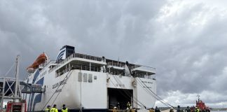 Amplio dispositivo de seguridad en el puerto de Palma tras el incendio de un camión en el buque Golden Bridge Amplio dispositivo de seguridad en el puerto de Palma tras el incendio de un camión en el buque Golden Bridge