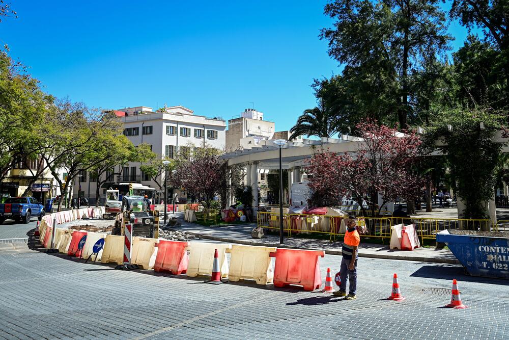 Mejora del pavimento en la plaza Francesc García Orell con obras de una ...