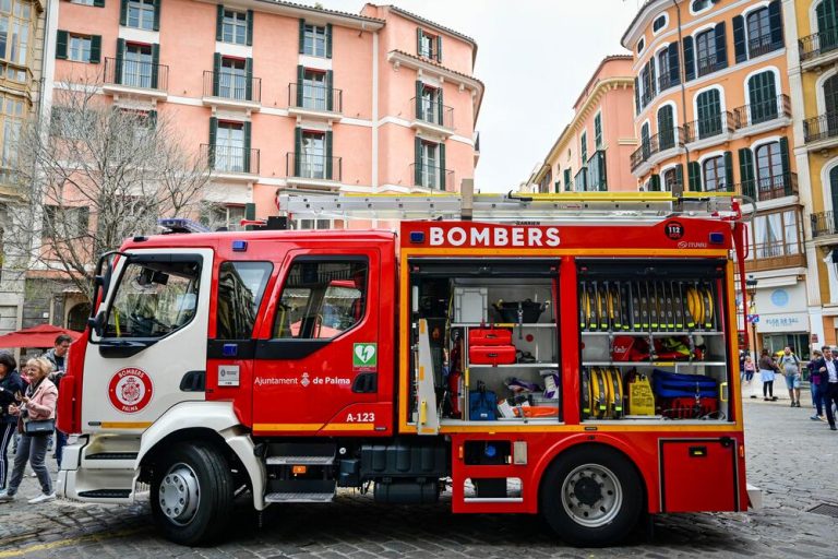 Palma recupera su primer camión de bomberos de 1914 y refuerza el servicio con un nuevo vehículo de última generación