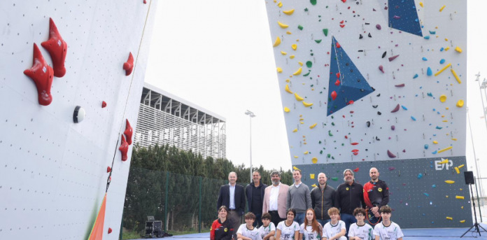 Dos rocódromos pioneros en el Polideportivo Sant Ferran con la presencia del campeón mundial Erik Noya