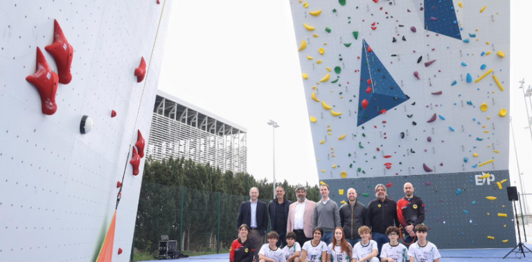 Dos rocódromos pioneros en el Polideportivo Sant Ferran con la presencia del campeón mundial Erik Noya