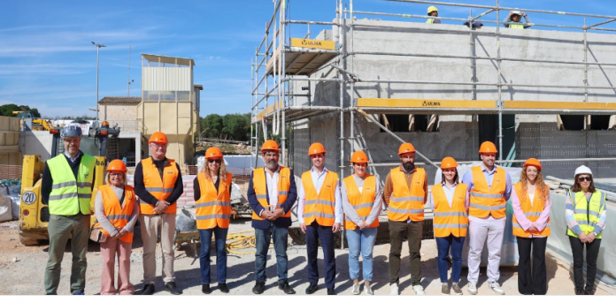 Grupo de trabajadores en construcción.