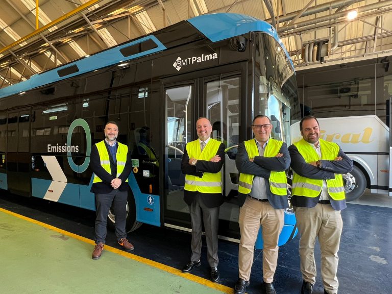 La EMT de Palma supervisa en Santiago de Compostela los nuevos autobuses eléctricos que se incorporarán a la flota