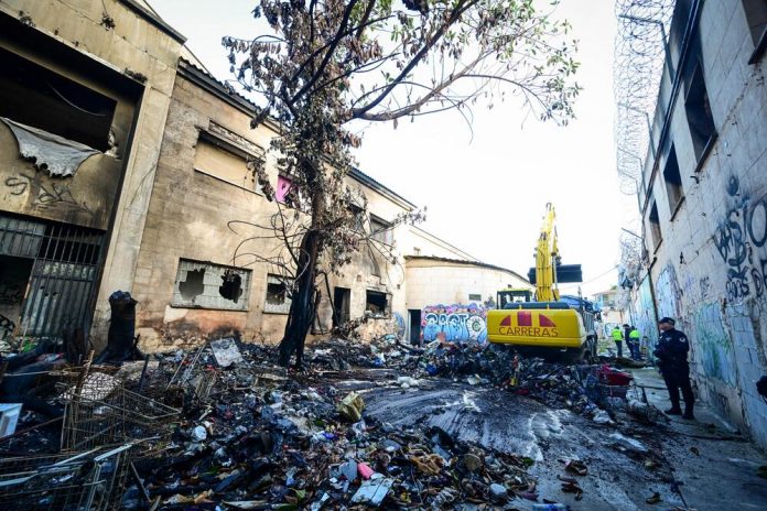 Palma retira más de 70 toneladas de residuos de la antigua prisión tras tres jornadas de limpieza intensiva