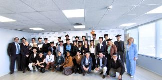 ‘LOCALENS’ gana el XXI Programa Avanzado de Dirección de CAEB como mejor proyecto emprendedor ‘LOCALENS’ gana el XXI Programa Avanzado de Dirección de CAEB como mejor proyecto emprendedor La iniciativa, centrada en la inteligencia de proximidad para negocios, se impone en una edición con 34 directivos y empresarios de Baleares. Palma, 24 de marzo de 2026. El proyecto ‘LOCALENS’, una plataforma de inteligencia orientada a ayudar a emprendedores a decidir dónde y cómo abrir o expandir un negocio, ha sido reconocido como Mejor Proyecto Emprendedor del XXI Programa Avanzado de Dirección General (PADG), organizado por la CAEB e impartido por IE Business School. La propuesta ganadora apuesta por el análisis de datos y la inteligencia de proximidad para facilitar la toma de decisiones empresariales, ofreciendo información clave sobre ubicación, mercado y oportunidades de crecimiento. El proyecto ha sido desarrollado por un equipo formado por Alberto Rodríguez, Alejandra Rodríguez, Antonio Boutaour, Guillermo Ballester, Isabel Pericás, Josep Miguel Miró, Manel Hoffmann y Josep Bosch. Reconocimiento al talento y la experiencia El segundo premio ha recaído en ‘PRIME TALENT’, una iniciativa que busca conectar a profesionales jubilados con empresas, poniendo en valor la experiencia acumulada a lo largo de su trayectoria laboral y transformándola en oportunidades reales para el tejido empresarial. La presidenta de CAEB, Carmen Planas, ha destacado que este programa es “el buque insignia de la apuesta formativa de la patronal”, subrayando su consolidación como referente en la formación de directivos en Baleares. Un programa consolidado en Baleares En esta edición han participado 34 alumnos, entre empresarios y directivos de diversas compañías del archipiélago, que han trabajado con un equipo docente especializado en áreas clave como gestión financiera, liderazgo, marketing, innovación o estrategia empresarial. Desde su puesta en marcha, el programa ha formado a más de 3.000 directivos y ha impactado en más de 2.000 empresas de las Illes Balears, consolidándose como una de las principales herramientas de capacitación para el tejido empresarial. Planas ha insistido en la importancia de la formación como elemento estratégico para mejorar la productividad y competitividad de las empresas, apostando por el talento, la especialización y el desarrollo de nuevas competencias adaptadas al mercado actual.