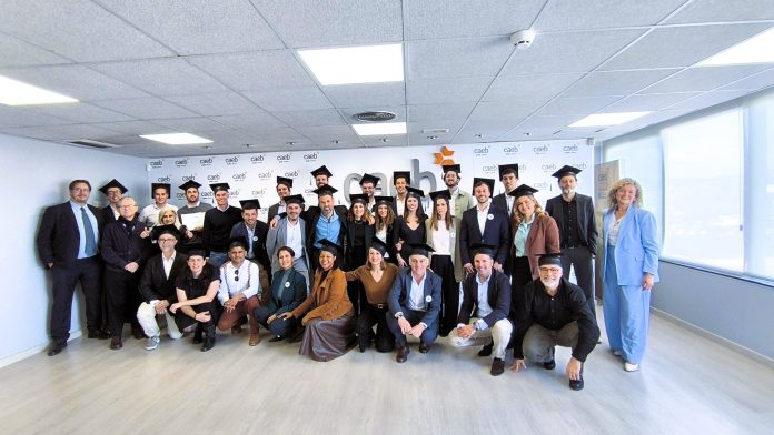 ‘LOCALENS’ gana el XXI Programa Avanzado de Dirección de CAEB como mejor proyecto emprendedor La iniciativa, centrada en la inteligencia de proximidad para negocios, se impone en una edición con 34 directivos y empresarios de Baleares. Palma, 24 de marzo de 2026. El proyecto ‘LOCALENS’, una plataforma de inteligencia orientada a ayudar a emprendedores a decidir dónde y cómo abrir o expandir un negocio, ha sido reconocido como Mejor Proyecto Emprendedor del XXI Programa Avanzado de Dirección General (PADG), organizado por la CAEB e impartido por IE Business School. La propuesta ganadora apuesta por el análisis de datos y la inteligencia de proximidad para facilitar la toma de decisiones empresariales, ofreciendo información clave sobre ubicación, mercado y oportunidades de crecimiento. El proyecto ha sido desarrollado por un equipo formado por Alberto Rodríguez, Alejandra Rodríguez, Antonio Boutaour, Guillermo Ballester, Isabel Pericás, Josep Miguel Miró, Manel Hoffmann y Josep Bosch. Reconocimiento al talento y la experiencia El segundo premio ha recaído en ‘PRIME TALENT’, una iniciativa que busca conectar a profesionales jubilados con empresas, poniendo en valor la experiencia acumulada a lo largo de su trayectoria laboral y transformándola en oportunidades reales para el tejido empresarial. La presidenta de CAEB, Carmen Planas, ha destacado que este programa es “el buque insignia de la apuesta formativa de la patronal”, subrayando su consolidación como referente en la formación de directivos en Baleares. Un programa consolidado en Baleares En esta edición han participado 34 alumnos, entre empresarios y directivos de diversas compañías del archipiélago, que han trabajado con un equipo docente especializado en áreas clave como gestión financiera, liderazgo, marketing, innovación o estrategia empresarial. Desde su puesta en marcha, el programa ha formado a más de 3.000 directivos y ha impactado en más de 2.000 empresas de las Illes Balears, consolidándose como una de las principales herramientas de capacitación para el tejido empresarial. Planas ha insistido en la importancia de la formación como elemento estratégico para mejorar la productividad y competitividad de las empresas, apostando por el talento, la especialización y el desarrollo de nuevas competencias adaptadas al mercado actual.