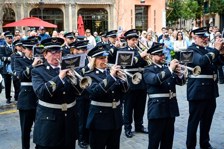 Cort refuerza su vínculo con la Semana Santa con la entrega de varas a las cofradías de Palma
