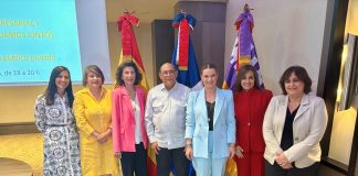 Empresarios baleares refuerzan lazos con República Dominicana en la I Cumbre empresarial impulsada por CAEB Empresarios baleares refuerzan lazos con República Dominicana en la I Cumbre empresarial impulsada por CAEB Carmen Planas destaca la importancia de compartir el modelo balear en turismo y transformación digital para generar nuevas oportunidades de colaboración internacional. Palma, 19 de marzo de 2026. La presidenta de la CAEB, Carmen Planas, ha liderado la I Cumbre empresarial Baleares–República Dominicana celebrada en Santo Domingo, donde ha defendido la necesidad de compartir el talento y la experiencia de Baleares en turismo y transformación digital con el tejido empresarial del país caribeño. El encuentro, organizado por la patronal balear en el Hotel Embajador, ha reunido a medio centenar de empresarios de Baleares y República Dominicana en una jornada centrada en el intercambio de conocimiento, la detección de oportunidades y la generación de alianzas estratégicas. Innovación, turismo y digitalización como ejes clave Durante la jornada, se celebraron sesiones de networking en las que se abordaron proyectos tecnológicos, estrategias turísticas y procesos de digitalización, poniendo el foco en la resiliencia de infraestructuras, la gestión de recursos naturales y la adaptación al cambio climático. El presidente de la Comisión de I+D+i de CAEB, José Mañas, subrayó la importancia de impulsar estrategias que integren datos y tecnología para mejorar ámbitos como la gestión hídrica, energética y de telecomunicaciones. Por su parte, la vicepresidenta de la patronal, Carolina Quetglas, destacó la evolución del modelo turístico balear hacia un enfoque más sostenible, basado en la integración con el territorio, la contratación local y la colaboración con socios del destino, aunque reconoció que el equilibrio entre desarrollo económico y beneficio local sigue siendo uno de los principales retos. Colaboración público-privada y retos compartidos La cumbre incluyó también una mesa institucional con representantes del Govern balear y autoridades dominicanas, entre ellas la presidenta Marga Prohens, en la que se abordaron modelos de colaboración público-privada y desafíos comunes como la falta de perfiles profesionales, el abandono escolar o la economía sumergida. En este contexto, CAEB presentó iniciativas como la acreditación de competencias profesionales, el impulso de la Formación Profesional y programas de responsabilidad social empresarial orientados a la inclusión sociolaboral. Además, se pusieron en valor políticas relacionadas con la igualdad, la conciliación y la seguridad laboral, destacando su impacto en la reducción del absentismo y la mejora de la productividad. Compromiso social y cooperación internacional En paralelo a la cumbre, la delegación balear visitó el centro educativo La Matica, impulsado por la ONG mallorquina AEA Solidaria en Boca Chica, donde conocieron de primera mano un proyecto educativo dirigido a niños en situación de vulnerabilidad. La jornada se enmarca en la estrategia de internacionalización de CAEB, que busca fortalecer vínculos, impulsar proyectos conjuntos y generar oportunidades de desarrollo económico y social, consolidando el papel de Baleares como referente en turismo innovador y gestión empresarial avanzada.