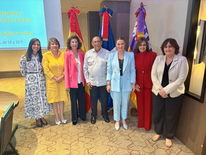 Empresarios baleares refuerzan lazos con República Dominicana en la I Cumbre empresarial impulsada por CAEB Carmen Planas destaca la importancia de compartir el modelo balear en turismo y transformación digital para generar nuevas oportunidades de colaboración internacional. Palma, 19 de marzo de 2026. La presidenta de la CAEB, Carmen Planas, ha liderado la I Cumbre empresarial Baleares–República Dominicana celebrada en Santo Domingo, donde ha defendido la necesidad de compartir el talento y la experiencia de Baleares en turismo y transformación digital con el tejido empresarial del país caribeño. El encuentro, organizado por la patronal balear en el Hotel Embajador, ha reunido a medio centenar de empresarios de Baleares y República Dominicana en una jornada centrada en el intercambio de conocimiento, la detección de oportunidades y la generación de alianzas estratégicas. Innovación, turismo y digitalización como ejes clave Durante la jornada, se celebraron sesiones de networking en las que se abordaron proyectos tecnológicos, estrategias turísticas y procesos de digitalización, poniendo el foco en la resiliencia de infraestructuras, la gestión de recursos naturales y la adaptación al cambio climático. El presidente de la Comisión de I+D+i de CAEB, José Mañas, subrayó la importancia de impulsar estrategias que integren datos y tecnología para mejorar ámbitos como la gestión hídrica, energética y de telecomunicaciones. Por su parte, la vicepresidenta de la patronal, Carolina Quetglas, destacó la evolución del modelo turístico balear hacia un enfoque más sostenible, basado en la integración con el territorio, la contratación local y la colaboración con socios del destino, aunque reconoció que el equilibrio entre desarrollo económico y beneficio local sigue siendo uno de los principales retos. Colaboración público-privada y retos compartidos La cumbre incluyó también una mesa institucional con representantes del Govern balear y autoridades dominicanas, entre ellas la presidenta Marga Prohens, en la que se abordaron modelos de colaboración público-privada y desafíos comunes como la falta de perfiles profesionales, el abandono escolar o la economía sumergida. En este contexto, CAEB presentó iniciativas como la acreditación de competencias profesionales, el impulso de la Formación Profesional y programas de responsabilidad social empresarial orientados a la inclusión sociolaboral. Además, se pusieron en valor políticas relacionadas con la igualdad, la conciliación y la seguridad laboral, destacando su impacto en la reducción del absentismo y la mejora de la productividad. Compromiso social y cooperación internacional En paralelo a la cumbre, la delegación balear visitó el centro educativo La Matica, impulsado por la ONG mallorquina AEA Solidaria en Boca Chica, donde conocieron de primera mano un proyecto educativo dirigido a niños en situación de vulnerabilidad. La jornada se enmarca en la estrategia de internacionalización de CAEB, que busca fortalecer vínculos, impulsar proyectos conjuntos y generar oportunidades de desarrollo económico y social, consolidando el papel de Baleares como referente en turismo innovador y gestión empresarial avanzada.