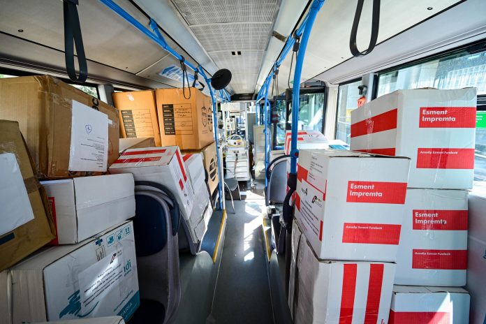 La EMT Palma dona dos autobuses para una caravana humanitaria con destino a los campamentos saharauis