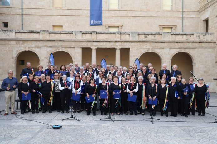 Cerca de 300 personas participan en el primer encuentro de corales de los centros del IMAS