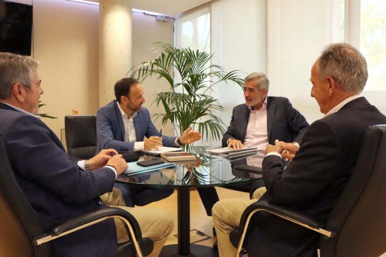 Autoridad Portuaria de Baleares y Baleària refuerzan su alianza para impulsar la transformación del puerto de Palma El proyecto, con una inversión superior a 200 millones, busca modernizar el puerto bajo criterios de sostenibilidad, innovación e integración con la ciudad Palma, 13 de abril de 2026. La Autoridad Portuaria de Baleares y la compañía Baleària han reforzado su colaboración para avanzar en el proyecto de transformación del Puerto de Palma, una de las actuaciones estratégicas más relevantes previstas en Baleares en las últimas décadas. El presidente de la APB, Javier Sanz, junto al director Antonio Ginard, han mantenido una reunión de trabajo con el presidente de Baleària, Adolfo Utor, y su delegado en Baleares, Joan Serra, con el objetivo de consolidar la colaboración público-privada necesaria para el desarrollo del proyecto. Una actuación clave para la economía balear El plan contempla una inversión superior a los 200 millones de euros y una intervención sobre más de 400.000 metros cuadrados del recinto portuario. Su objetivo es configurar un nuevo modelo basado en la sostenibilidad, la innovación y la integración puerto-ciudad, sin comprometer la operativa ni el abastecimiento del archipiélago. El puerto de Palma es una infraestructura estratégica que gestiona anualmente millones de pasajeros y toneladas de mercancías, siendo clave para la conectividad de las islas, cuyo suministro depende en más de un 98% del transporte marítimo. En este sentido, Javier Sanz ha subrayado que “la transformación del puerto es un proyecto de interés general imprescindible para garantizar el futuro de la cadena logística y reforzar la competitividad de Baleares”, destacando además su impacto en sectores como la industria náutica y los astilleros. Refuerzo de la logística y la industria náutica Ambas entidades coinciden en que el proyecto permitirá consolidar la cadena logística del archipiélago y potenciar sectores estratégicos como la reparación y mantenimiento de embarcaciones, una actividad que genera más de 1.100 millones de euros anuales y más de 5.000 empleos directos en Baleares. El proyecto también prevé reorganizar los espacios portuarios para compatibilizar el tráfico de mercancías y pasajeros con nuevas áreas destinadas a usos ciudadanos y económicos, manteniendo infraestructuras esenciales como los puntos de atraque necesarios para garantizar la operativa. Por su parte, Adolfo Utor ha destacado que esta iniciativa “representa una oportunidad clave para reforzar la conectividad marítima de Baleares, garantizando un servicio más eficiente y adaptado a las necesidades del territorio”. Avanza el Plan Maestro del puerto El proceso de definición del futuro del puerto ha dado recientemente un paso importante con la licitación del concurso del Plan Maestro, al que se han presentado 13 equipos multidisciplinares integrados por 42 empresas de ámbito local, nacional e internacional. El procedimiento se desarrollará en dos fases: primero se seleccionarán hasta cinco equipos finalistas y, posteriormente, estos elaborarán propuestas técnicas y económicas que serán evaluadas en función de criterios como la sostenibilidad, la viabilidad y la integración urbana. La previsión es disponer del anteproyecto definitivo a comienzos de 2027, momento en el que se definirá la hoja de ruta para la modernización del puerto de Palma en las próximas décadas. Con este impulso conjunto, la Autoridad Portuaria de Baleares y Baleària consolidan una alianza estratégica para transformar una infraestructura clave en un espacio más eficiente, sostenible y conectado con la ciudad.