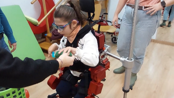 Baleares inicia las sesiones con el exoesqueleto pediátrico y se sitúa a la vanguardia de la rehabilitación infantil