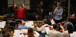 La Orquesta Sinfónica Illes Balears actuará en Málaga con Beethoven y Schubert La Orquesta Sinfónica Illes Balears actuará en Málaga con Beethoven y Schubert La OSIB ofrecerá dos conciertos en el Teatro Cervantes los días 9 y 10 de abril dentro de su intercambio con la Filarmónica de Málaga. Palma, 7 de abril de 2026. La Orquesta Sinfónica Illes Balears (OSIB) actuará los próximos 9 y 10 de abril en el Teatro Cervantes, en el marco del intercambio artístico con la Orquesta Filarmónica de Málaga, una iniciativa que refuerza los lazos culturales entre ambas ciudades. Bajo la dirección de Pablo Mielgo, la formación balear interpretará un programa centrado en dos grandes referentes del repertorio clásico: Ludwig van Beethoven y Franz Schubert. Un programa de referencia del repertorio clásico El concierto se abrirá con la Leonora n.º 3, una de las oberturas más intensas de Beethoven. A continuación, se ofrecerá una selección de Lieder de Schubert, con la participación del barítono alemán Benjamin Appl, uno de los intérpretes más destacados de este repertorio. La velada culminará con la célebre Sinfonía n.º 5 de Beethoven, considerada una de las obras más emblemáticas de la historia de la música por su fuerza expresiva y su simbolismo. Proyección nacional y colaboración cultural Estos conciertos forman parte del intercambio iniciado el pasado mes de enero en Palma, consolidando un puente cultural entre ambas orquestas y reforzando la presencia de la OSIB en el circuito musical nacional. La actuación en Málaga supone una nueva oportunidad para proyectar el trabajo artístico de la orquesta balear fuera de las islas, reafirmando su compromiso con la excelencia musical y la colaboración entre instituciones culturales.