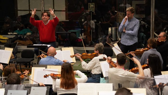 La Orquesta Sinfónica Illes Balears actuará en Málaga con Beethoven y Schubert La OSIB ofrecerá dos conciertos en el Teatro Cervantes los días 9 y 10 de abril dentro de su intercambio con la Filarmónica de Málaga. Palma, 7 de abril de 2026. La Orquesta Sinfónica Illes Balears (OSIB) actuará los próximos 9 y 10 de abril en el Teatro Cervantes, en el marco del intercambio artístico con la Orquesta Filarmónica de Málaga, una iniciativa que refuerza los lazos culturales entre ambas ciudades. Bajo la dirección de Pablo Mielgo, la formación balear interpretará un programa centrado en dos grandes referentes del repertorio clásico: Ludwig van Beethoven y Franz Schubert. Un programa de referencia del repertorio clásico El concierto se abrirá con la Leonora n.º 3, una de las oberturas más intensas de Beethoven. A continuación, se ofrecerá una selección de Lieder de Schubert, con la participación del barítono alemán Benjamin Appl, uno de los intérpretes más destacados de este repertorio. La velada culminará con la célebre Sinfonía n.º 5 de Beethoven, considerada una de las obras más emblemáticas de la historia de la música por su fuerza expresiva y su simbolismo. Proyección nacional y colaboración cultural Estos conciertos forman parte del intercambio iniciado el pasado mes de enero en Palma, consolidando un puente cultural entre ambas orquestas y reforzando la presencia de la OSIB en el circuito musical nacional. La actuación en Málaga supone una nueva oportunidad para proyectar el trabajo artístico de la orquesta balear fuera de las islas, reafirmando su compromiso con la excelencia musical y la colaboración entre instituciones culturales.