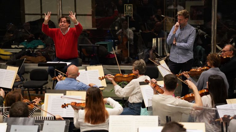 La Orquesta Sinfónica Illes Balears actuará en Málaga con Beethoven y Schubert La OSIB ofrecerá dos conciertos en el Teatro Cervantes los días 9 y 10 de abril dentro de su intercambio con la Filarmónica de Málaga. Palma, 7 de abril de 2026. La Orquesta Sinfónica Illes Balears (OSIB) actuará los próximos 9 y 10 de abril en el Teatro Cervantes, en el marco del intercambio artístico con la Orquesta Filarmónica de Málaga, una iniciativa que refuerza los lazos culturales entre ambas ciudades. Bajo la dirección de Pablo Mielgo, la formación balear interpretará un programa centrado en dos grandes referentes del repertorio clásico: Ludwig van Beethoven y Franz Schubert. Un programa de referencia del repertorio clásico El concierto se abrirá con la Leonora n.º 3, una de las oberturas más intensas de Beethoven. A continuación, se ofrecerá una selección de Lieder de Schubert, con la participación del barítono alemán Benjamin Appl, uno de los intérpretes más destacados de este repertorio. La velada culminará con la célebre Sinfonía n.º 5 de Beethoven, considerada una de las obras más emblemáticas de la historia de la música por su fuerza expresiva y su simbolismo. Proyección nacional y colaboración cultural Estos conciertos forman parte del intercambio iniciado el pasado mes de enero en Palma, consolidando un puente cultural entre ambas orquestas y reforzando la presencia de la OSIB en el circuito musical nacional. La actuación en Málaga supone una nueva oportunidad para proyectar el trabajo artístico de la orquesta balear fuera de las islas, reafirmando su compromiso con la excelencia musical y la colaboración entre instituciones culturales.