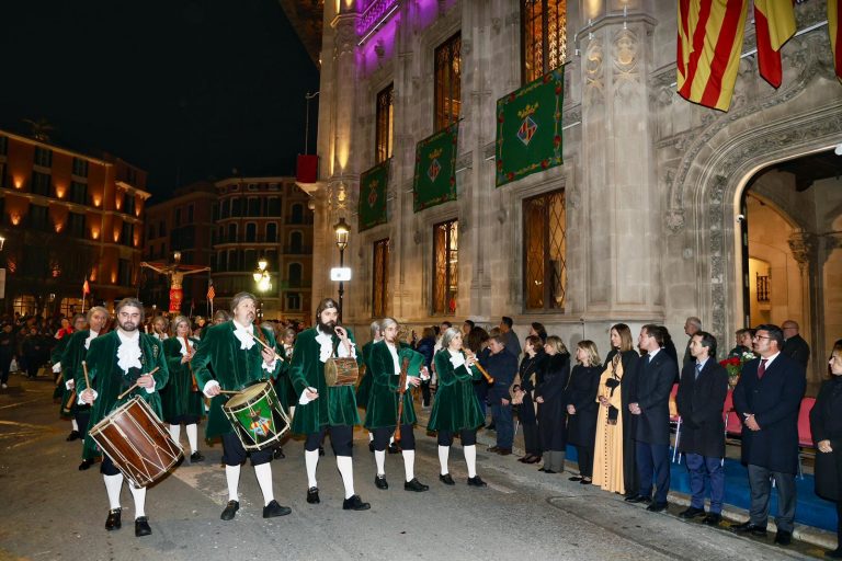 Homenaje al Sant Crist de la Sang en la procesión del Jueves Santo en Palma