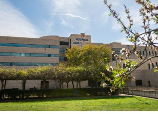 Son Llàtzer celebra 25 años con un programa que mira al futuro de la sanidad Son Llàtzer celebra 25 años con un programa que mira al futuro de la sanidad El hospital conmemora su aniversario con cuatro jornadas centradas en innovación, gestión, pacientes e instituciones, reuniendo a expertos internacionales Palma, abril de 2026. El Hospital Universitario Son Llàtzer celebra su 25º aniversario con un programa de actividades que va más allá de la conmemoración para situarse en el centro del debate sobre el futuro del sistema sanitario. Bajo el lema «Un relato único, cuatro ejes que se tocan», el hospital ha diseñado cuatro jornadas temáticas que abordan los principales retos actuales de la sanidad. La gerente del centro, Soledad Gallardo, ha destacado que “celebrar 25 años no es mirar atrás, es renovar un compromiso”, subrayando que el hospital ha crecido integrando asistencia, docencia e investigación con el objetivo de mejorar la atención a las personas desde una visión que combina ciencia y humanidad. Cuatro ejes para repensar la sanidad El programa se articula en torno a cuatro grandes ámbitos: innovación e investigación, gestión y comunicación, paciente y procesos, y el ámbito institucional. Lejos de funcionar de forma aislada, estos ejes buscan ofrecer una visión conjunta del sistema sanitario, donde la innovación, la organización y la escucha activa de pacientes y profesionales se entrelazan. La primera jornada estará centrada en la innovación y la investigación, con la participación de referentes internacionales en inteligencia artificial aplicada a la salud, como Oriol Vinyals y Senén Barro. Ambos aportarán una visión estratégica sobre el impacto de estas tecnologías en la práctica clínica y en la toma de decisiones médicas. Investigación, tecnología y dimensión humana La jornada incluirá también la participación del Instituto de Investigación Sanitaria de Baleares (IdISBa), poniendo en valor la conexión entre investigación y asistencia clínica. Además, se celebrarán espacios de diálogo entre profesionales, así como un laboratorio práctico de inteligencia artificial clínica donde se mostrarán herramientas ya aplicadas en el ámbito sanitario. Uno de los elementos clave será la integración de la perspectiva de los pacientes, incorporando su visión en el debate sobre la evolución del sistema sanitario y reforzando el enfoque humano de la medicina. Un aniversario que refuerza el compromiso del equipo Más allá del contenido científico, el aniversario incluirá actividades dirigidas a los profesionales y sus familias, con el objetivo de reconocer su labor y fortalecer el sentimiento de pertenencia al hospital. Con este programa, Son Llàtzer reafirma su papel como referente en el sistema sanitario balear y se proyecta hacia el futuro como un espacio de innovación, conocimiento y atención centrada en las personas.