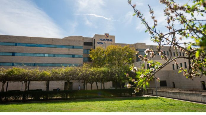 Son Llàtzer celebra 25 años con un programa que mira al futuro de la sanidad El hospital conmemora su aniversario con cuatro jornadas centradas en innovación, gestión, pacientes e instituciones, reuniendo a expertos internacionales Palma, abril de 2026. El Hospital Universitario Son Llàtzer celebra su 25º aniversario con un programa de actividades que va más allá de la conmemoración para situarse en el centro del debate sobre el futuro del sistema sanitario. Bajo el lema «Un relato único, cuatro ejes que se tocan», el hospital ha diseñado cuatro jornadas temáticas que abordan los principales retos actuales de la sanidad. La gerente del centro, Soledad Gallardo, ha destacado que “celebrar 25 años no es mirar atrás, es renovar un compromiso”, subrayando que el hospital ha crecido integrando asistencia, docencia e investigación con el objetivo de mejorar la atención a las personas desde una visión que combina ciencia y humanidad. Cuatro ejes para repensar la sanidad El programa se articula en torno a cuatro grandes ámbitos: innovación e investigación, gestión y comunicación, paciente y procesos, y el ámbito institucional. Lejos de funcionar de forma aislada, estos ejes buscan ofrecer una visión conjunta del sistema sanitario, donde la innovación, la organización y la escucha activa de pacientes y profesionales se entrelazan. La primera jornada estará centrada en la innovación y la investigación, con la participación de referentes internacionales en inteligencia artificial aplicada a la salud, como Oriol Vinyals y Senén Barro. Ambos aportarán una visión estratégica sobre el impacto de estas tecnologías en la práctica clínica y en la toma de decisiones médicas. Investigación, tecnología y dimensión humana La jornada incluirá también la participación del Instituto de Investigación Sanitaria de Baleares (IdISBa), poniendo en valor la conexión entre investigación y asistencia clínica. Además, se celebrarán espacios de diálogo entre profesionales, así como un laboratorio práctico de inteligencia artificial clínica donde se mostrarán herramientas ya aplicadas en el ámbito sanitario. Uno de los elementos clave será la integración de la perspectiva de los pacientes, incorporando su visión en el debate sobre la evolución del sistema sanitario y reforzando el enfoque humano de la medicina. Un aniversario que refuerza el compromiso del equipo Más allá del contenido científico, el aniversario incluirá actividades dirigidas a los profesionales y sus familias, con el objetivo de reconocer su labor y fortalecer el sentimiento de pertenencia al hospital. Con este programa, Son Llàtzer reafirma su papel como referente en el sistema sanitario balear y se proyecta hacia el futuro como un espacio de innovación, conocimiento y atención centrada en las personas.