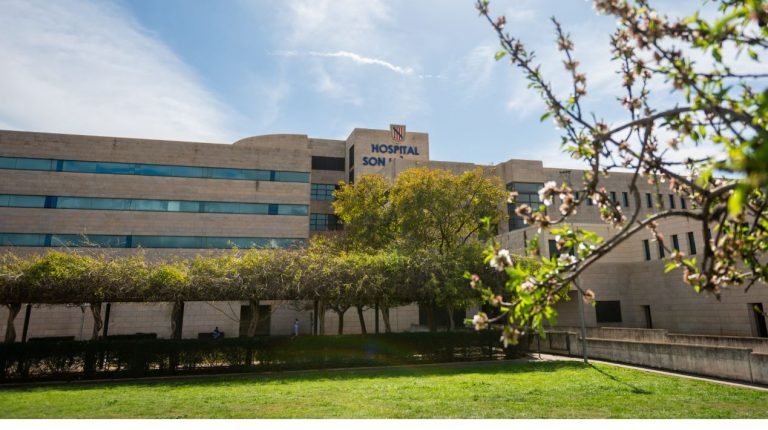 Son Llàtzer celebra 25 años con un programa que mira al futuro de la sanidad El hospital conmemora su aniversario con cuatro jornadas centradas en innovación, gestión, pacientes e instituciones, reuniendo a expertos internacionales Palma, abril de 2026. El Hospital Universitario Son Llàtzer celebra su 25º aniversario con un programa de actividades que va más allá de la conmemoración para situarse en el centro del debate sobre el futuro del sistema sanitario. Bajo el lema «Un relato único, cuatro ejes que se tocan», el hospital ha diseñado cuatro jornadas temáticas que abordan los principales retos actuales de la sanidad. La gerente del centro, Soledad Gallardo, ha destacado que “celebrar 25 años no es mirar atrás, es renovar un compromiso”, subrayando que el hospital ha crecido integrando asistencia, docencia e investigación con el objetivo de mejorar la atención a las personas desde una visión que combina ciencia y humanidad. Cuatro ejes para repensar la sanidad El programa se articula en torno a cuatro grandes ámbitos: innovación e investigación, gestión y comunicación, paciente y procesos, y el ámbito institucional. Lejos de funcionar de forma aislada, estos ejes buscan ofrecer una visión conjunta del sistema sanitario, donde la innovación, la organización y la escucha activa de pacientes y profesionales se entrelazan. La primera jornada estará centrada en la innovación y la investigación, con la participación de referentes internacionales en inteligencia artificial aplicada a la salud, como Oriol Vinyals y Senén Barro. Ambos aportarán una visión estratégica sobre el impacto de estas tecnologías en la práctica clínica y en la toma de decisiones médicas. Investigación, tecnología y dimensión humana La jornada incluirá también la participación del Instituto de Investigación Sanitaria de Baleares (IdISBa), poniendo en valor la conexión entre investigación y asistencia clínica. Además, se celebrarán espacios de diálogo entre profesionales, así como un laboratorio práctico de inteligencia artificial clínica donde se mostrarán herramientas ya aplicadas en el ámbito sanitario. Uno de los elementos clave será la integración de la perspectiva de los pacientes, incorporando su visión en el debate sobre la evolución del sistema sanitario y reforzando el enfoque humano de la medicina. Un aniversario que refuerza el compromiso del equipo Más allá del contenido científico, el aniversario incluirá actividades dirigidas a los profesionales y sus familias, con el objetivo de reconocer su labor y fortalecer el sentimiento de pertenencia al hospital. Con este programa, Son Llàtzer reafirma su papel como referente en el sistema sanitario balear y se proyecta hacia el futuro como un espacio de innovación, conocimiento y atención centrada en las personas.