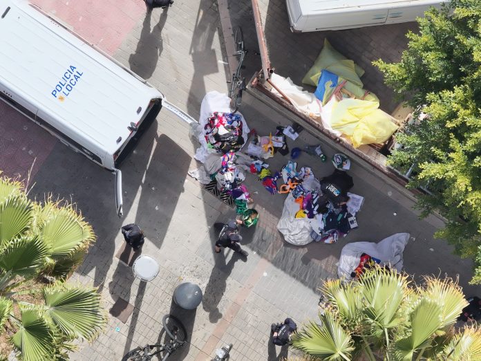 La Policía Local incauta 400 kilos de material en un operativo contra la venta ambulante ilegal en Playa de Palma