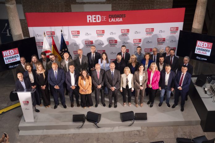 Palma se suma a la Red de Ciudades LALIGA para combatir el odio en el deporte El alcalde participa en la presentación de esta iniciativa que refuerza el papel de los municipios en la promoción de valores como el respeto y la convivencia Palma, 28 de abril de 2026. El alcalde de Palma, Jaime Martínez Llabrés, ha participado en la presentación de la Red de Ciudades LALIGA, una iniciativa impulsada por la Federación Española de Municipios y Provincias y LALIGA para combatir el odio, el racismo y la discriminación en el ámbito deportivo. El acto, celebrado en la sede de la FEMP, ha contado también con la presencia del primer teniente de alcalde y regidor de Deportes, Javier Bonet. Una alianza para fomentar el respeto en el deporte La Red de Ciudades LALIGA nace con el objetivo de articular un marco de colaboración entre ayuntamientos, instituciones y el sector deportivo, impulsando acciones de sensibilización y promoviendo valores como el respeto, la convivencia y el juego limpio. Durante la presentación, la presidenta de la FEMP, María José García-Pelayo, destacó que “los ayuntamientos y LALIGA juegan un partido en el que los ganadores serán los ciudadanos”, subrayando la necesidad de hacer frente a los mensajes racistas y xenófobos. Por su parte, el presidente de LALIGA, Javier Tebas, señaló que esta red es fruto de meses de trabajo y permitirá impulsar acciones más eficaces contra el odio, la intolerancia y el acoso en el deporte. El acto contó también con la intervención del presidente del Senado, Pedro Rollán, quien puso en valor el papel de los municipios como agentes clave para promover un deporte basado en valores. 36 ciudades comprometidas La red está integrada por 36 ciudades con equipos de fútbol profesional, además de la FEMP como entidad representativa del conjunto de municipios españoles adheridos a la iniciativa. Con su participación, el Ajuntament de Palma refuerza su compromiso con la promoción de un deporte inclusivo y respetuoso, contribuyendo a la construcción de una sociedad más cohesionada y libre de discriminación.