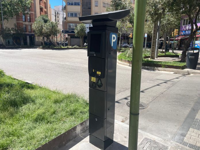 Flipau amb Pere Garau celebra la instalación de nuevos parquímetros y pide acelerar la ampliación de la zona ORA