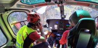 Los Bomberos de Mallorca prueban comunicaciones por satélite para garantizar cobertura en zonas sin señal Pilotos en helicóptero de rescate.