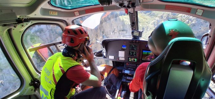 Pilotos en helicóptero de rescate.